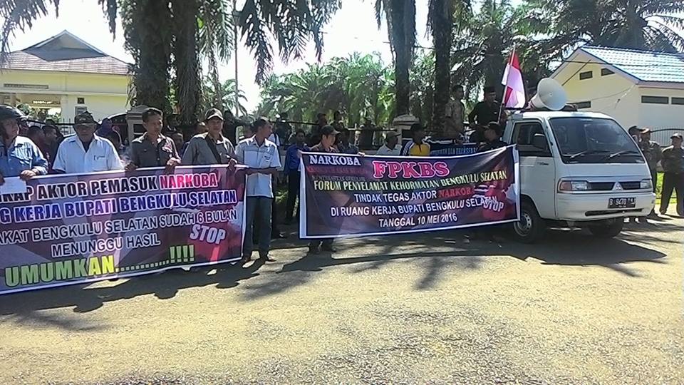 Warga BS Demo di BNNK Bengkulu Selatan