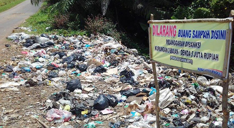 Tumpukan sampah di Jalan Air Sebakul RT 23 RW 04, Kelurahan Sukarami, Kecamatan Selebar.
