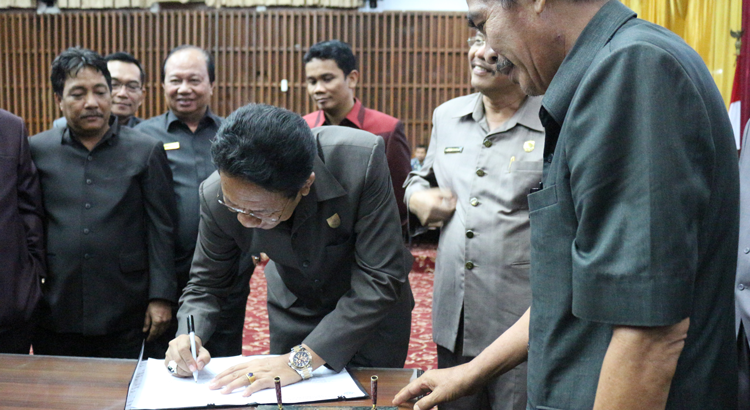 Ketua DPRD Provinsi menandatangani nota pengesahan Raperda RPJMD Provinsi Bengkulu tahun 2016-2021 menjadi Perda