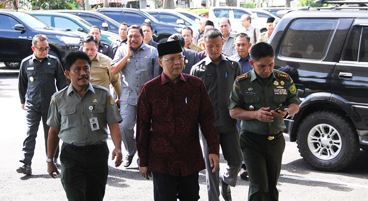 Wakil Gubernur Bengkulu, Rohidin Mersyah meyambut kedatangan Dirjen Perkebunan, Bambang, ke Kantor Gubernur Bengkulu