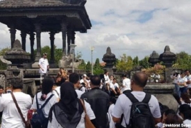 Narasumber kunjungan (ekskursi) Dr. Dewa Budiana dan Prof. Dr. Phil. I Ketut Ardhana mendampingi peserta menyampaikan informasi kesejarahan dari berbagai objek sejarah yang dikunjungi di Bali, Kamis (26/7/2018).
