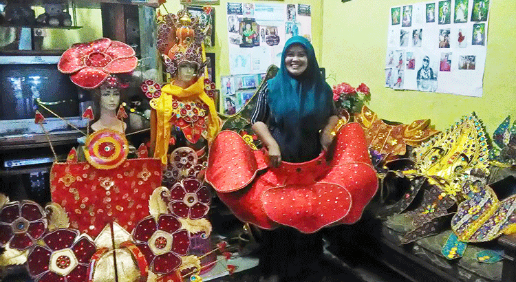 Herlita saat memperlihatkan kostum batik karyanya