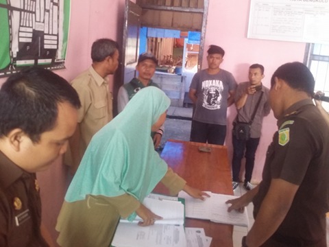 Tim penyidik dari Kejari Bengkulu menggeledah dan membawa sejumlah barang bukti dari UPTD Pasar Pagar Dewa