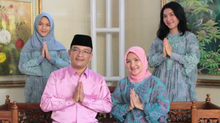 Patriana Sosialina bersama keluarga