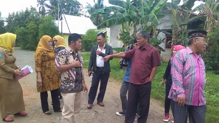 Dewan saat sidak jalan rusak