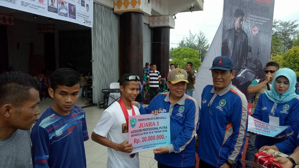 Pejabat Wali Kota Bengkulu memberikan hadiah