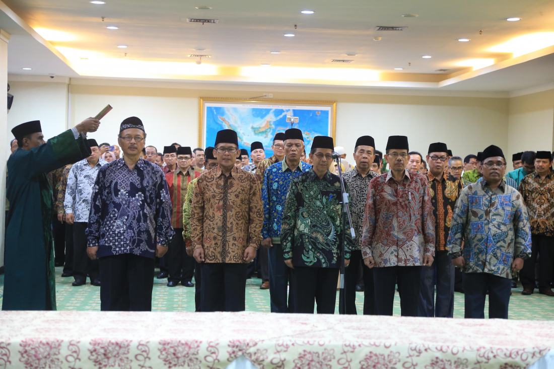 Prof Dr Sirajuddin bersama pejabat Kemenag lainnya saat dilantik oleh Menag RI di Jakarta, Jumat (28/7/2017), sumber foto : kemenag.go.id