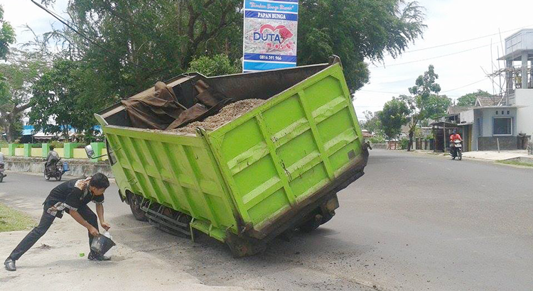 Dump truk milik PT Rodatekindo Purajaya (RP) nyaris terguling di Jalan Raflesia Kelurahan Nusa Indah Kota Bengkulu