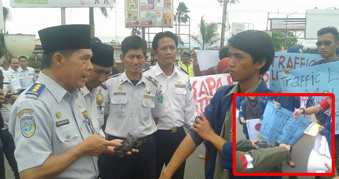 Demo BEM UNIB di Simpang Lima Ratu Samban