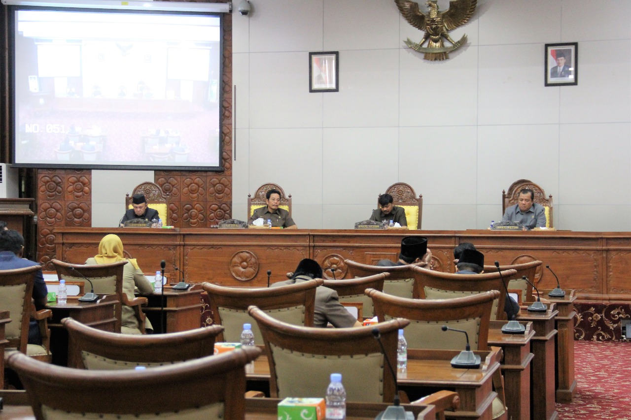 Agenda Rapat kali ini Penyampaian Pandangan Umum Fraksi-Fraksi terhadap Nota Penjelasan Gubernur Bengkulu atas Raperda Provinsi Bengkulu tentang RAPBD Tahun 2019