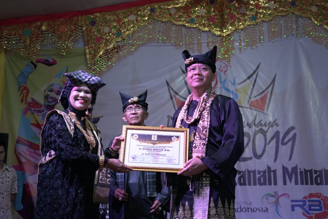 Gubernur Bengkulu Rohidin Mersyah  dianugerahi gelar kehormatan Datuk Rajo Nan Babangso
