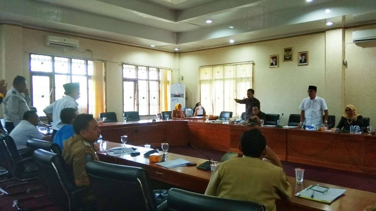 Suasana panas sempat mewarnai hearing antara Komisi I DPRD Kota Bengkulu dengan Kepala Dinas Perhubungan Kota Bengkulu, Bardin, di Ruang Rapat DPRD Kota Bengkulu