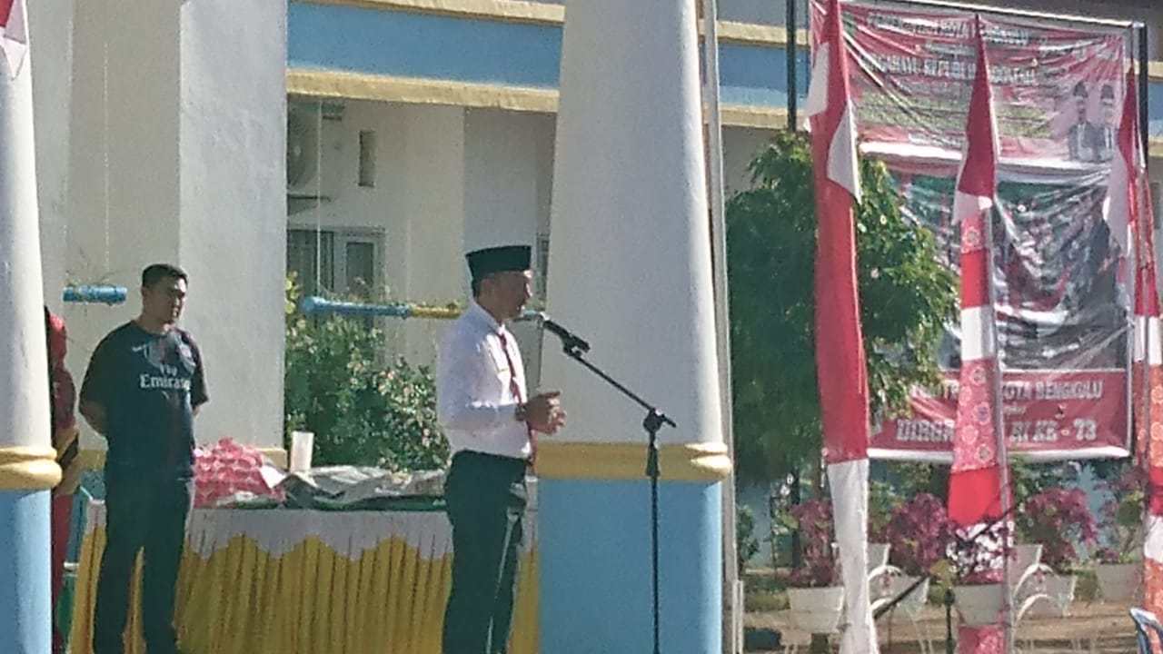 Saat apel pagi sebelum melaksanakan senam fun colour