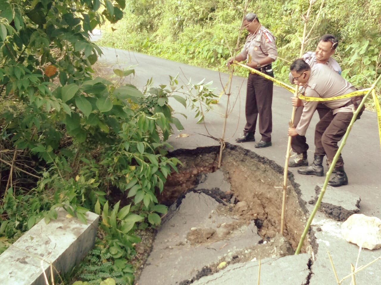 Beberapa Titik Jalan di Bengkulu Selatan Amblas