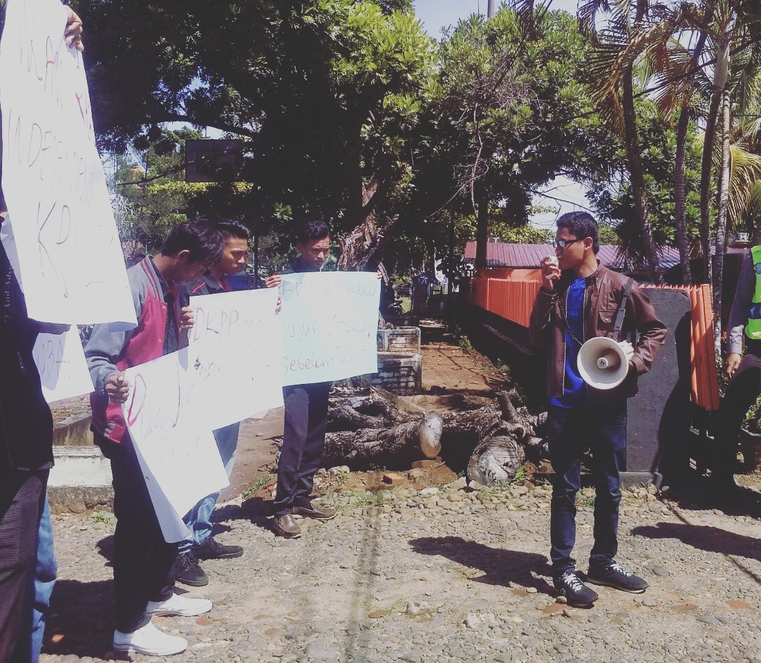 LSM LIPUTAN menggelar sidang di depan kantor Bawaslu Provinsi Bengkulu