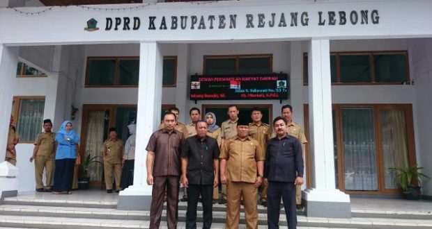DPRD Rejang Lebong saat deklarasi anti hoax dan sara