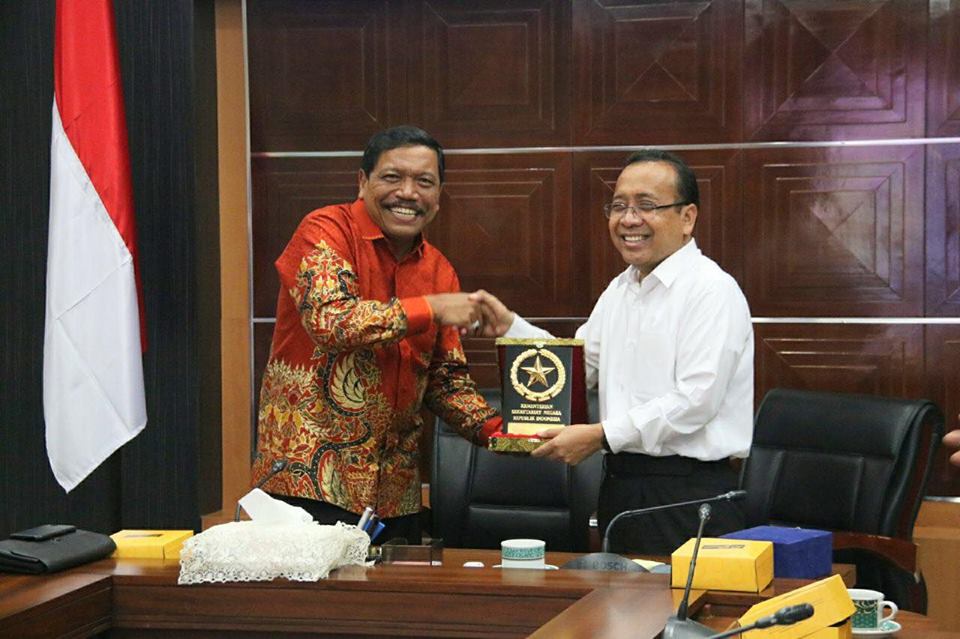 Bupati Bengkulu Utara Ir Mian saat melakukan audensi dengan Mensesneg RI Prof Pratikno untuk mengundang Presiden RI Joko Widodo hadir di Bengkulu Utara