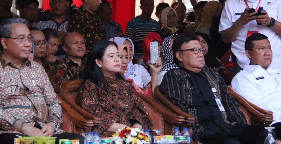 Menteri Puan Maharani (Tengah) Bersama Sejumlah Menteri Kabinet
