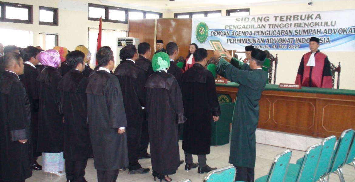30 Advokat Peradi disumpah di Pengadilan Tinggi Bengkulu, Senin (8/5/2017) / Foto : MC