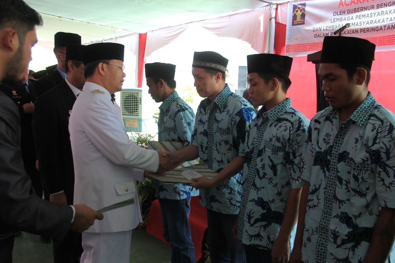 Plt Gubernur Bengkulu Rohidin Mersyah memberikan remisi kepada warga binaan