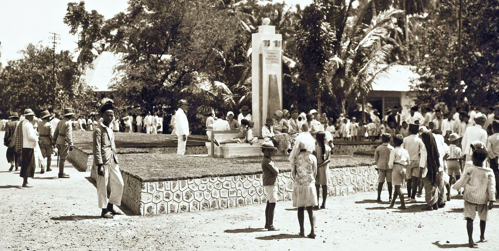 Sebuah monumen di Benkoelen, diresmikan oleh Mrs. S.L. Zieck-van Hengel-istri dari penduduk