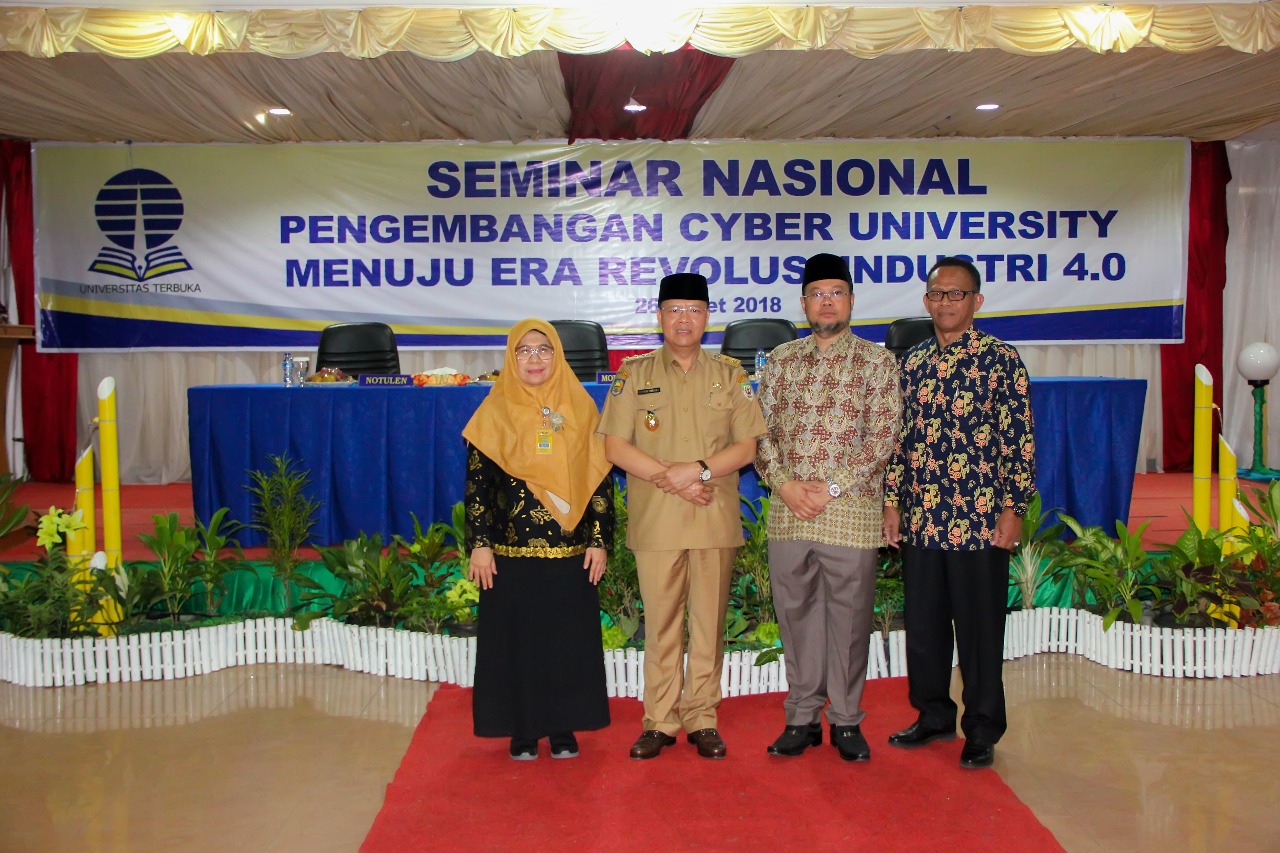 Foto bersama dengan Rektor UT dan kepala Upt  UPBJJ UT serta pemateri seminar