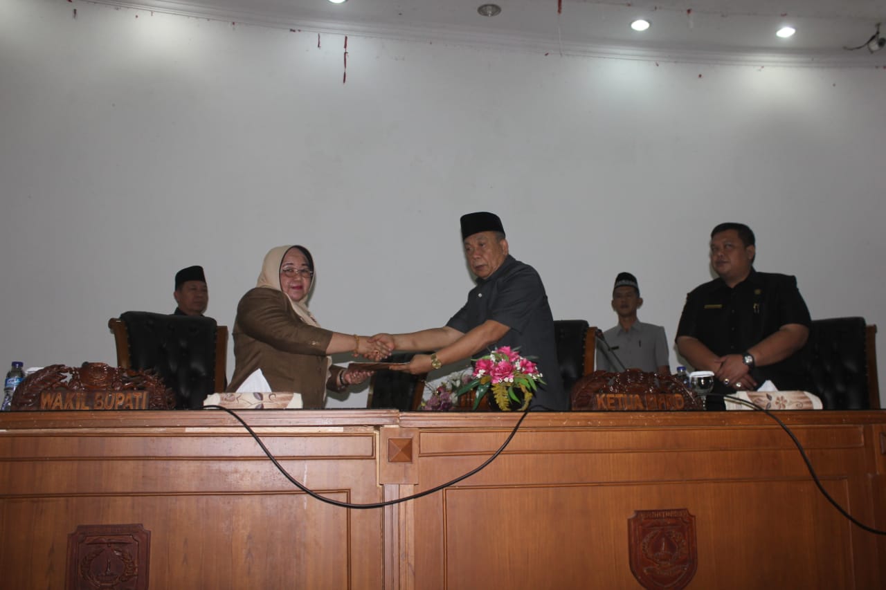 Wabup Kepahiang Netti Herawati, S.Sos menyampaikan pendapat Bupati terhadap 3 Raperda usul prakarsa DPRD Kepahiang Selasa (6/11/18)