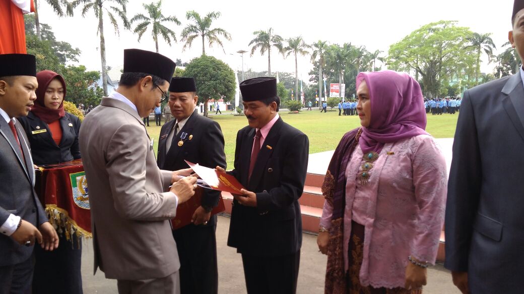 Plt Sekda Provinsi Bengkulu Gotri Suyanto memberikan penghargaan kepada ASN