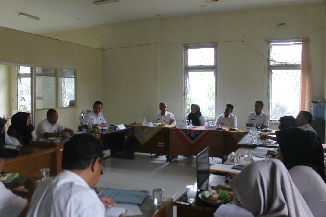 Rapat membahas soal sampah