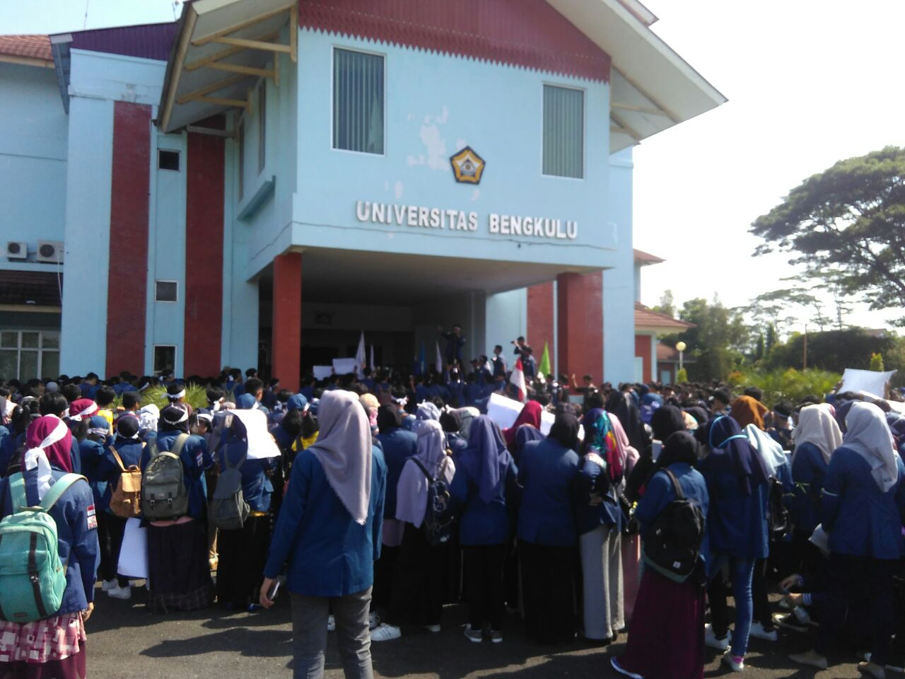 Demo mahasiswa UNIB di depan Rektorat UNIB, Jumat (6/4/2018)