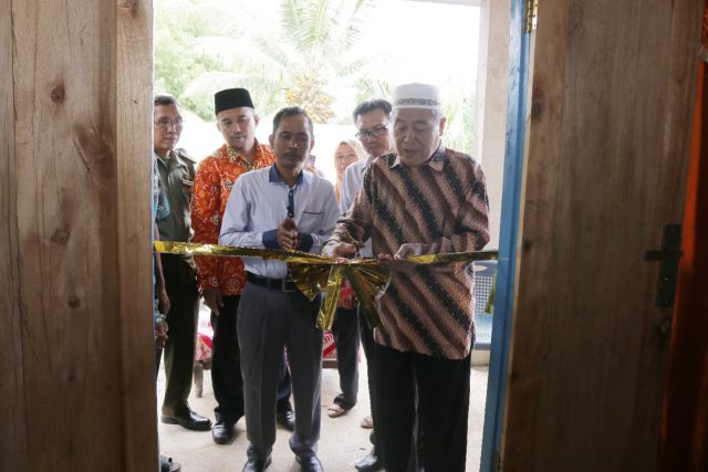 Potong pita tanda program bedah rumah sudah selesai (MD BS)
