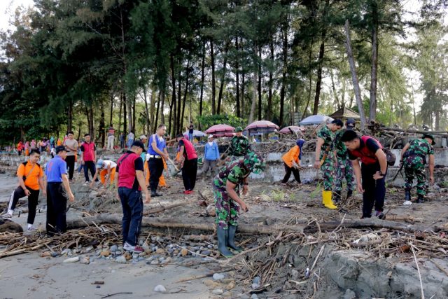 Bersih Pantai Bengkulu Selatan