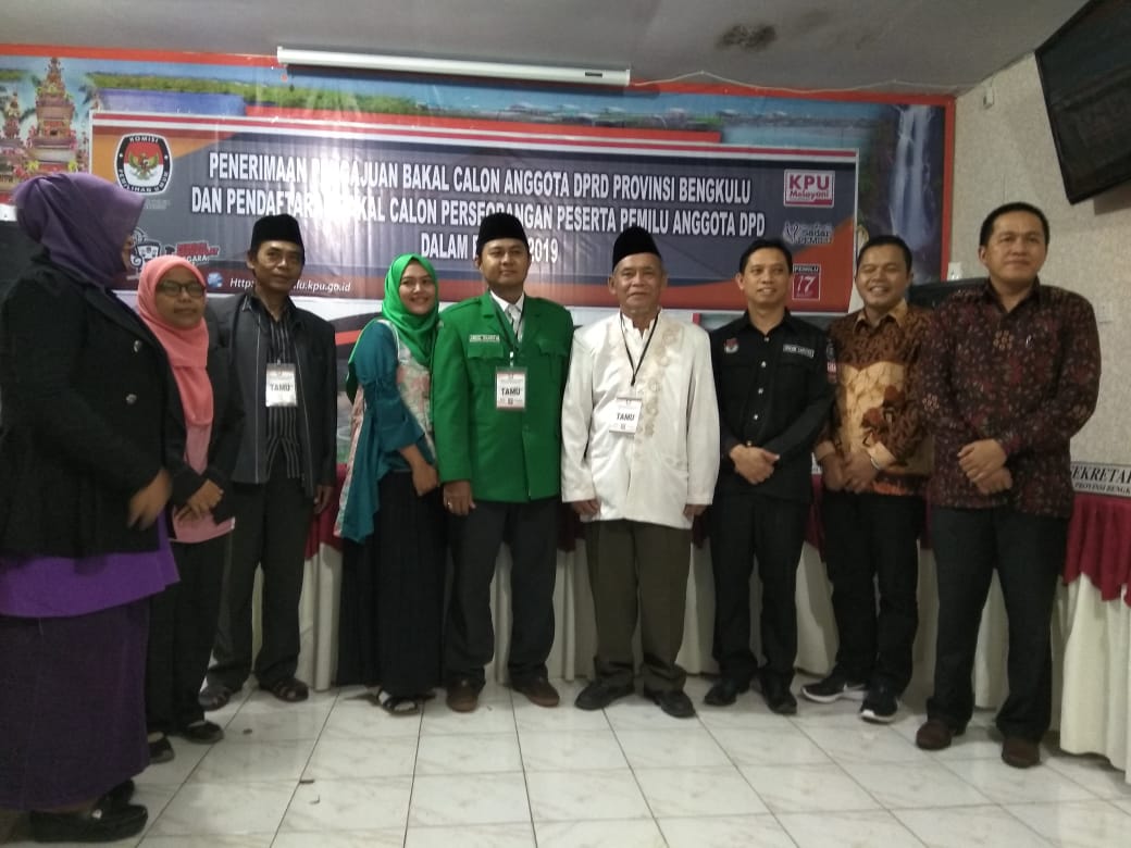 Abdul Haris saat mendaftar ke KPU Provinsi Bengkulu sebagai balon anggota DPD RI