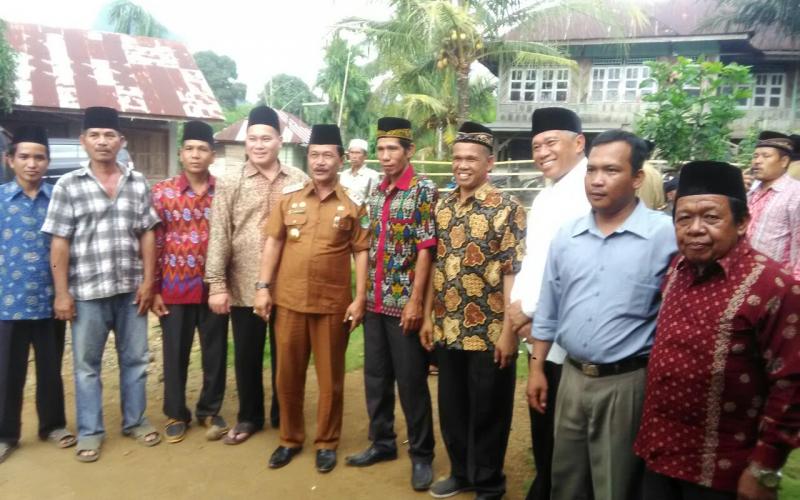 Bupati Bengkulu Tengah Ferry Ramli Foto Bersama dengan Keluarga Besar Raden Sandang Daerah