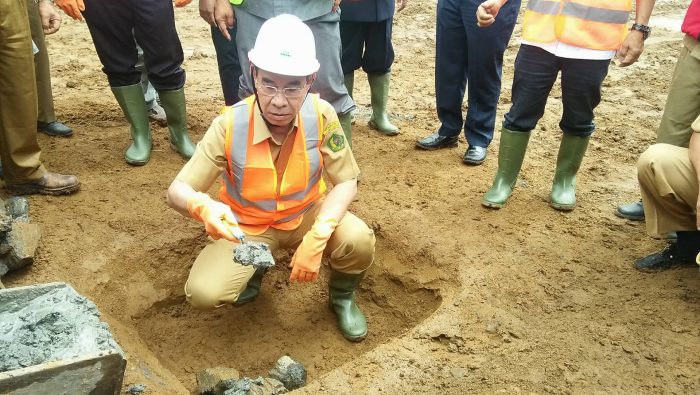 upati Rejang Lebong saat meletakan batu pertama