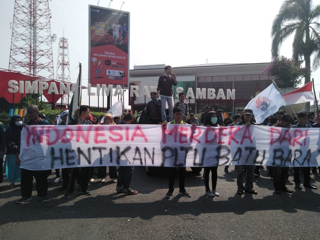 Saat Presma Unib dan warga Teluk Sepang demo soal PLTU di Simpang Lima