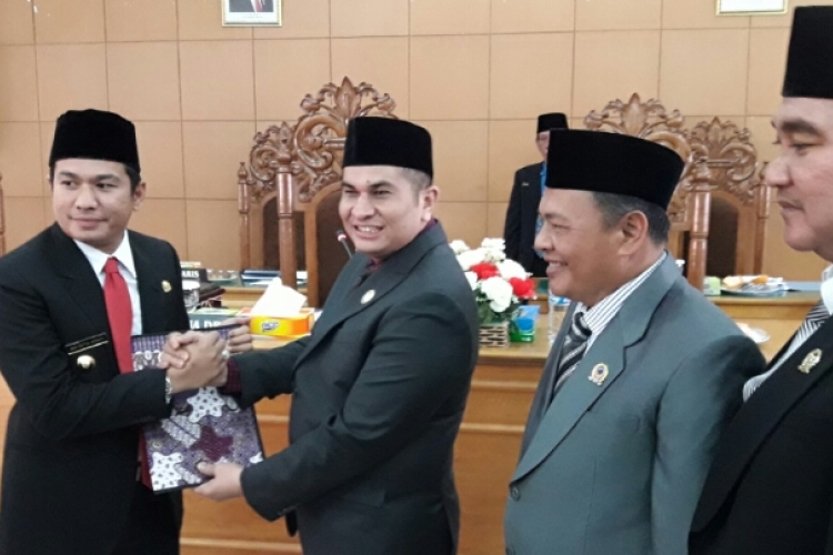 Ketua DPRD Bengkulu Utara memimpin rapat paripurna DPRD Bengkulu Utara