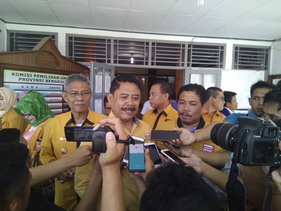 Muslihan DS, ketua DPD Partai Hanura Provinsi Bengkulu memberikan keterangan pers usai mendaftarkan bacaleg ke KPU Provinsi Bengkulu