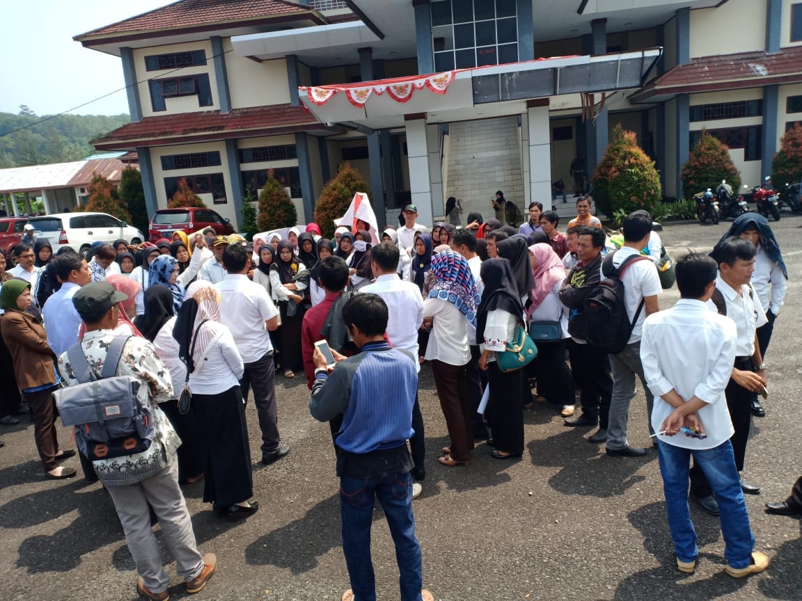 Para honorer K2 mengadu ke DPRD Kaur