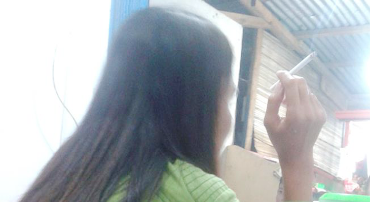 Enjel (36) salah seorang wanita perokok