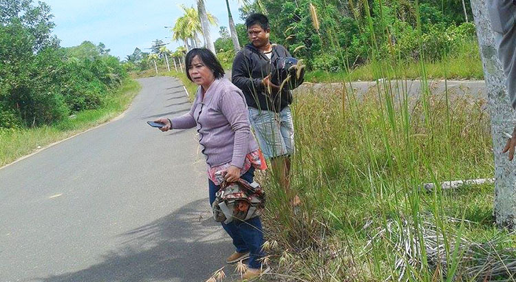 Korban IS saat menghubungi pihak kepolisian, sementara pelaku EV yang memegang helm berada di belakakng IS tidak bisa melarikan diri, karena sudah dikepung pengendara yang melintas