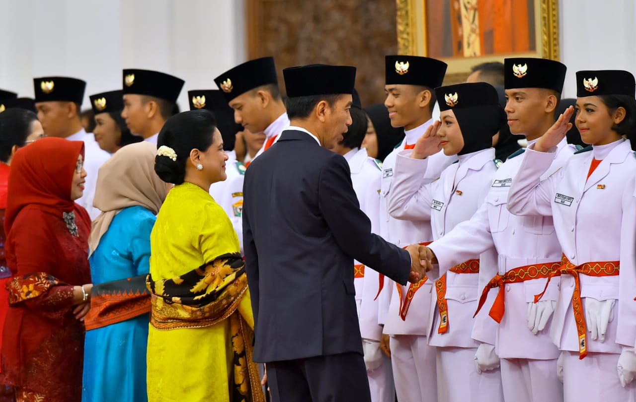 Presiden Jokowi dengan Perdana Menteri Jepang Shinzo Abe di sela rangkaian pertemuan ASEAN di Suntec Convention Centre, Singapura