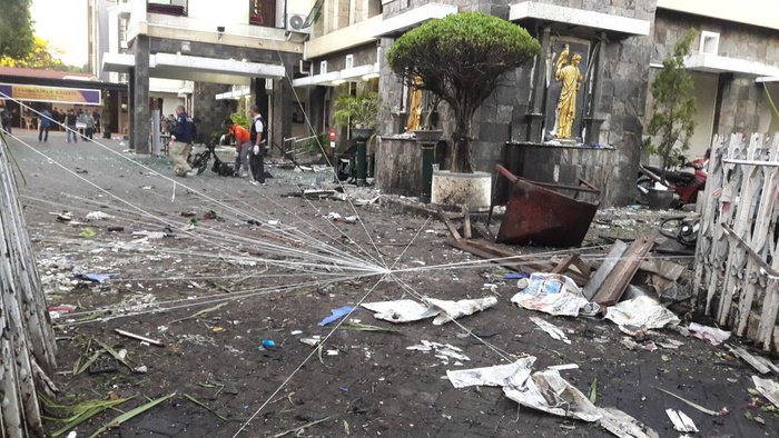 Pasca bom bunuh diri di Gereja Santa Maria Tak Bercela, di Surabaya ruas jalan Ngagel Madya, Ngagel Timur dan Ngagel Selatan yang mengarah ke perempatan lokasi Gereja sudah dibuka kembali sekitar pukul 17.00 WIB, Minggu (13/5/2018). tirto.id/Tony Firman