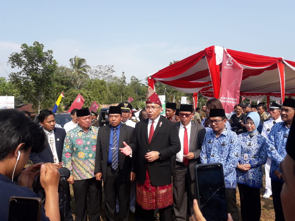 Menteri Desa, PDT dan Transmigrasi RI Eko Putro Sandjojo usai menjadi inspektur upacara di Desa Peninjauan II, Sukaraja Seluma