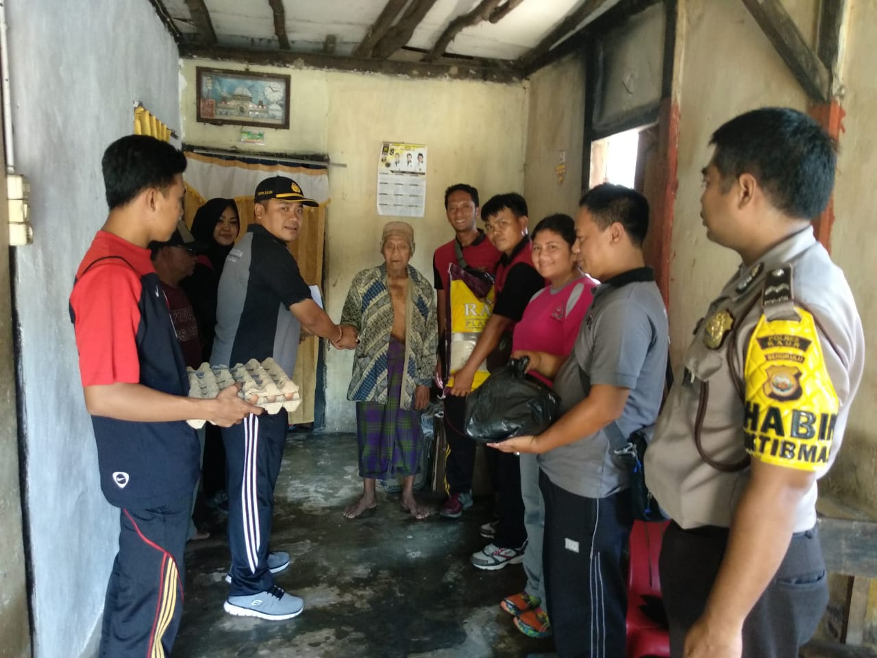 Polsek Kaur Selatan saat memberikan sembako kepada warga