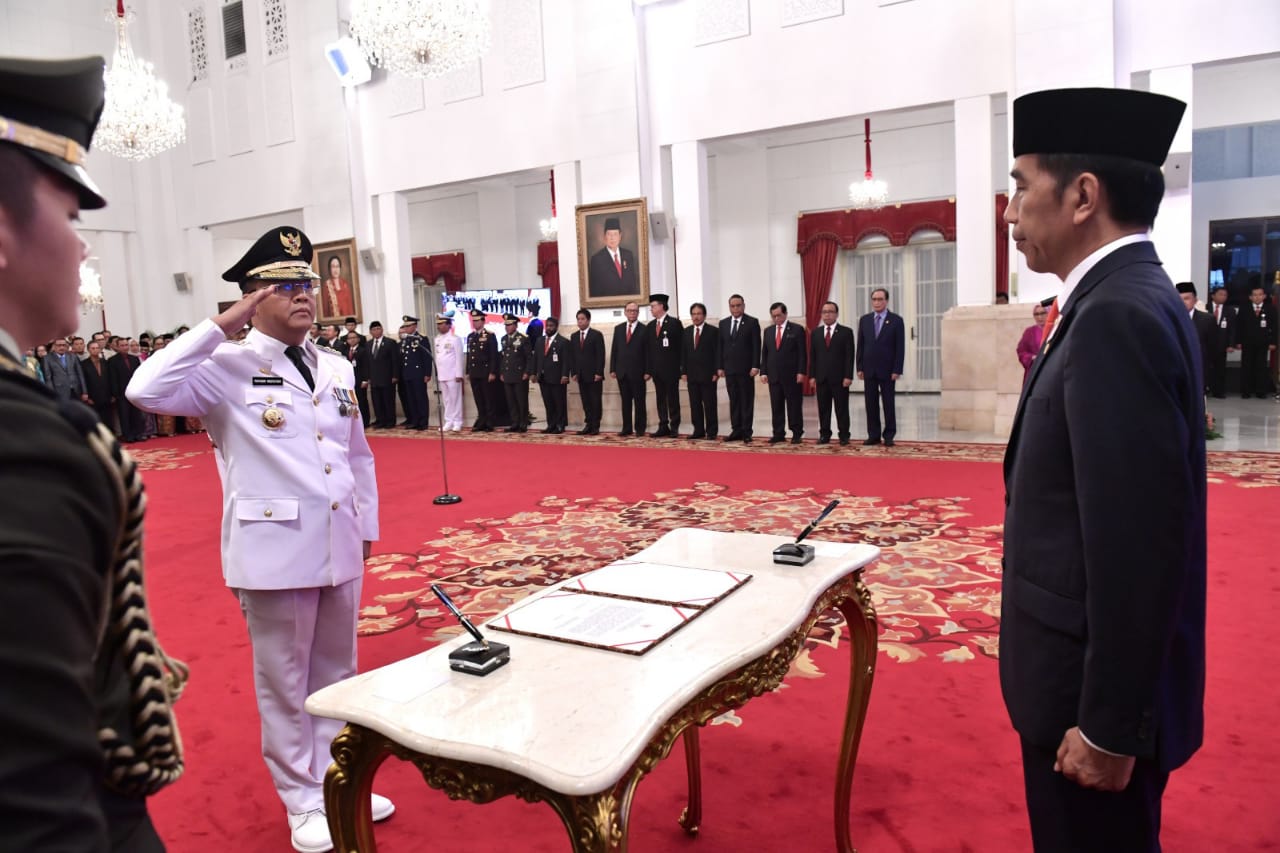 Rohidin Mersyah saat dilantik sebagai Gubernur Bengkulu oleh Presiden Jokowi