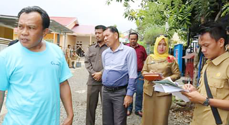 Ketua Komisi II DPRD Kota Bengkulu Suimi Fales MH, saat melakukan sidak didampingi anggota komisi II di bangunan baru Saimen Bakery &amp; Resto di Jalan S. Parman, Jumat (23/09/2016) kemarin.