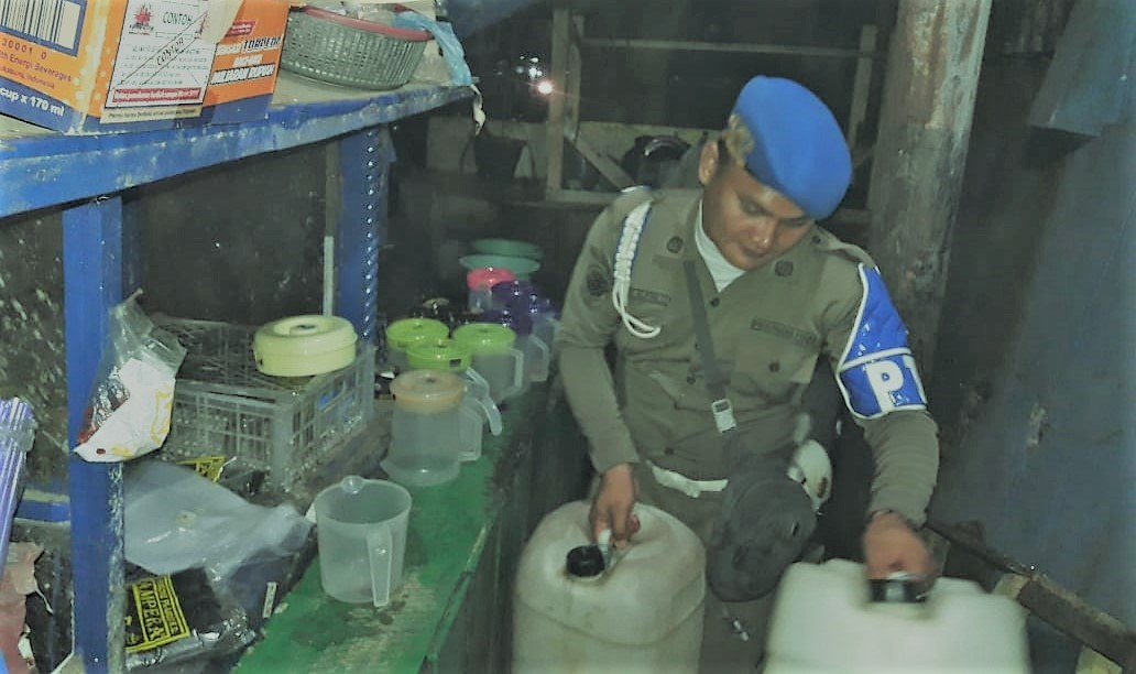 Petugas Satpol PP Kota Bengkulu saat merazia warung Tuak di kawasan Pasar Minggu Kota Bengkulu, Selasa malam (9/20/2018)