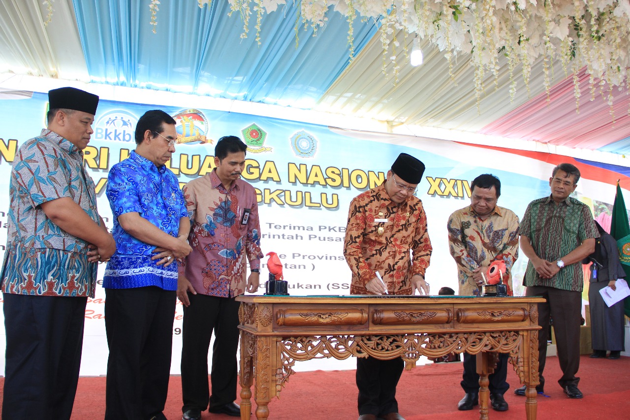 Plt Gubernur Rohidin Mersyah Tandatangan prasasti tandalaunching Sekolah Siaga Kependudukan (SSK).