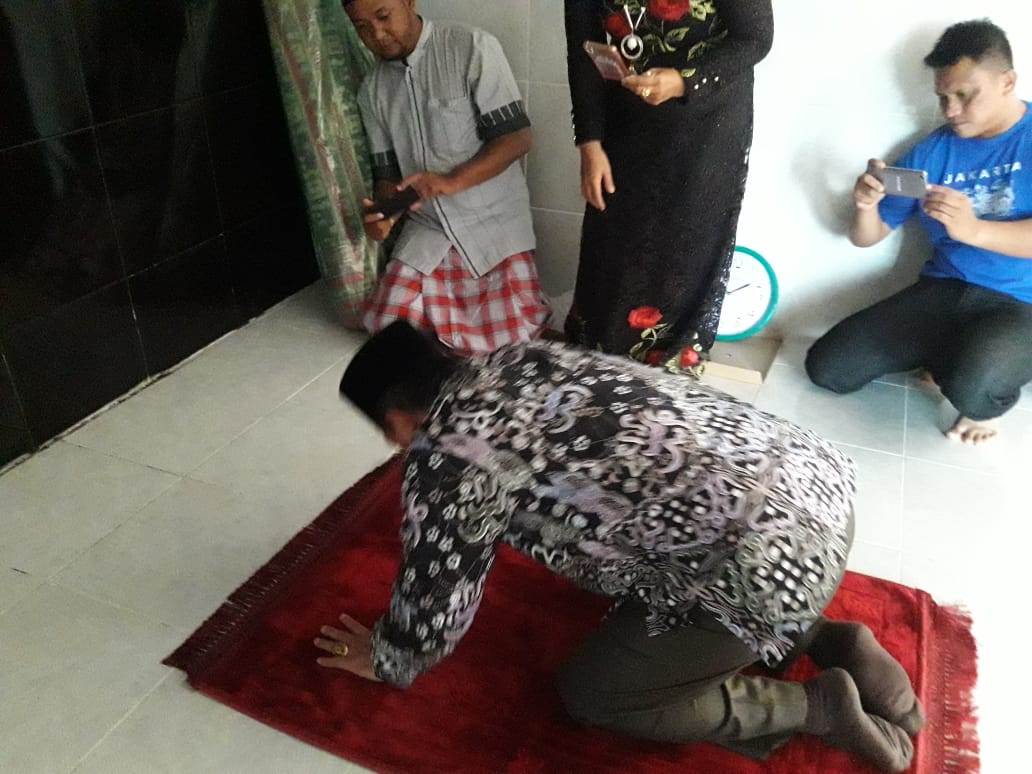 Penjabat Wali Kota Bengkulu Budiman Ismaun bersujud usai meresmikan masjid